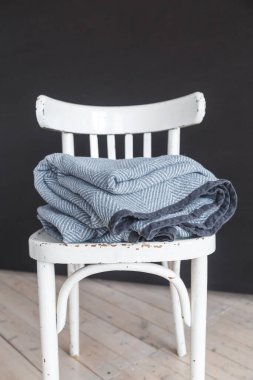 Mavi battaniye ya da ekoseli ahşap bir zeminde klasik beyaz sandalye. Vintage tarzında rustik sandalye