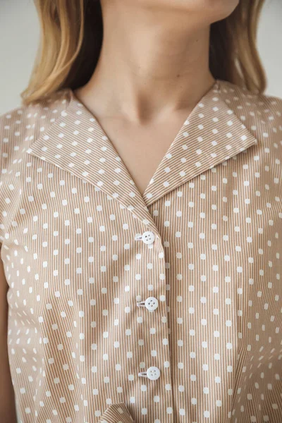 Taba beyaz benekli yaka. Eski moda elbise.