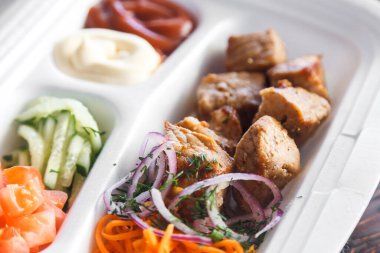 Plastik ambalajda biftek kebabı. Paket yemek.