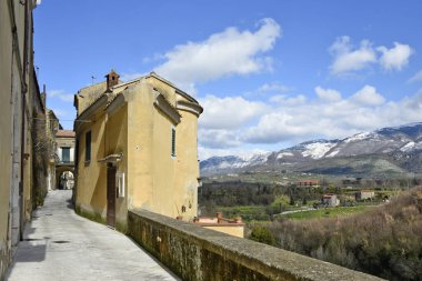 İtalya 'nın Benevento eyaletindeki ortaçağ kasabası Sant' Agata d Goti 'de vadiye bakan bir cadde..