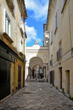 İtalya 'nın Benevento eyaletindeki bir ortaçağ kasabası olan Sant' Agata d Goti 'nin renkli evleri arasında bir sokak..