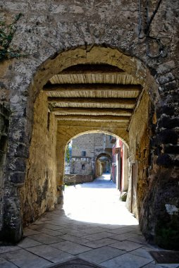 İtalya 'nın Benevento eyaletinde bir ortaçağ kasabası olan Sant' Agata d Goti caddesinde taştan bir kemer..