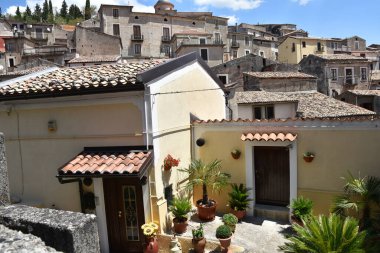 İtalya 'nın Calabria bölgesinde bir ortaçağ köyü olan Morano Calabro' nun panoramik manzarası.