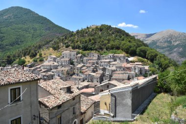 İtalya 'nın Calabria bölgesinde bir ortaçağ köyü olan Morano Calabro' nun panoramik manzarası.