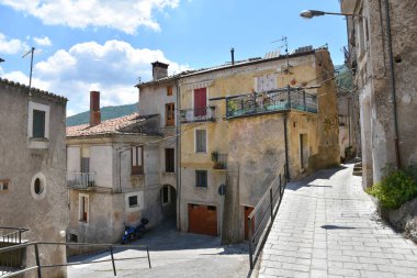 İtalya 'nın Calabria bölgesindeki ortaçağ köyü Morano Calabro' nun eski taş evleri arasında bir ara sokak..