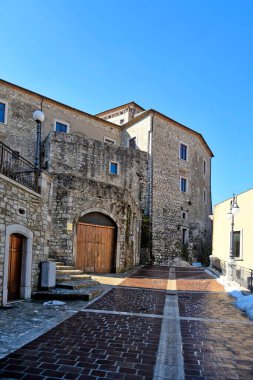 Castelpagano 'nun eski taş evleri arasında bir ara sokak, Benevento eyaletinin ortaçağ köyü..