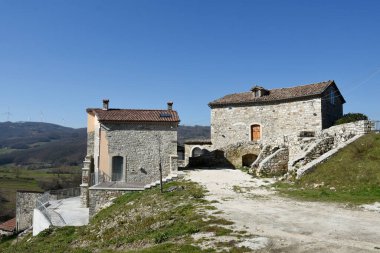 Castelpagano 'nun eski taş evleri arasında bir ara sokak, Benevento eyaletinin ortaçağ köyü..
