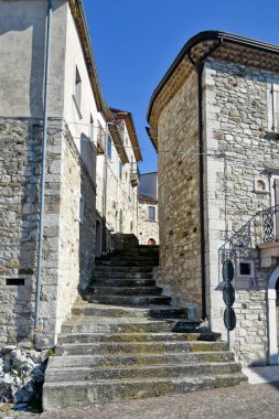 Castelpagano 'nun eski taş evleri arasında bir ara sokak, Benevento eyaletinin ortaçağ köyü..