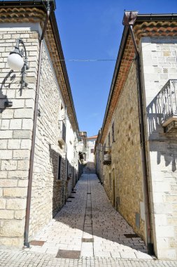 Castelpagano 'nun eski taş evleri arasında bir ara sokak, Benevento eyaletinin ortaçağ köyü..