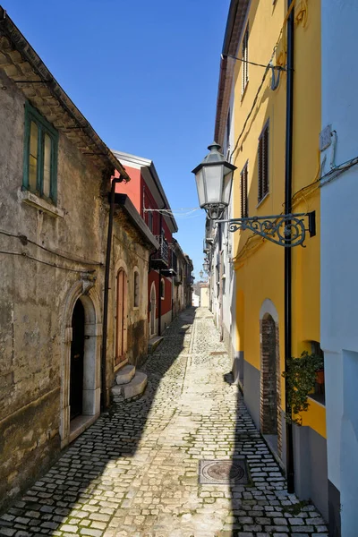 Benevento ilindeki bir ortaçağ köyü olan Sassinoro 'daki eski taş evler arasında bir ara sokak..