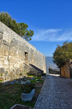 İtalya 'nın Lazio bölgesindeki ortaçağ kasabası Alatri' nin antik siklopedi duvarları..