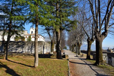 İtalya 'nın Lazio bölgesinde bir ortaçağ kasabası olan Alatri kamu parkının bulvarı..