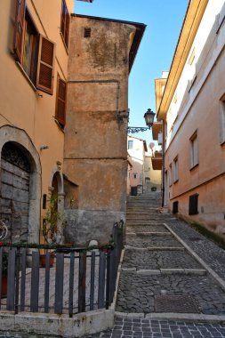 İtalya 'nın Lazio bölgesindeki ortaçağ kasabası Alatri' nin eski evleri arasında bir sokak..