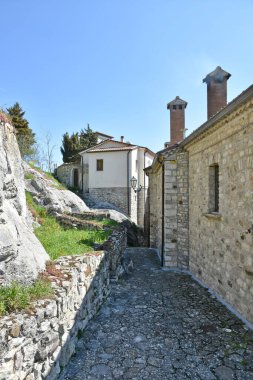 Avellino ilinin ortaçağ köyü Rocca San Felice 'nin eski taş evleri arasında bir sokak..