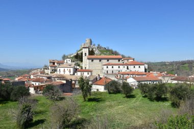 Avellino ilindeki bir ortaçağ köyü olan Rocca San Felice 'nin panoramik manzarası.