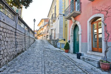 Avellino ilindeki bir ortaçağ köyü olan Paternopoli 'nin eski taş evleri arasında bir sokak..