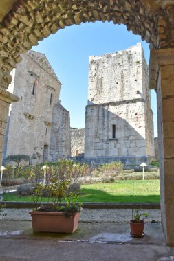 Goleto Abbey, İtalya, 03 / 30 / 2019. Eski bir ortaçağ manastırının manastırında kemerler.