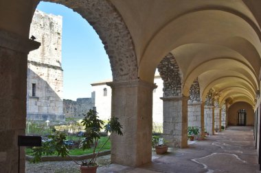 Goleto Abbey, İtalya, 03 / 30 / 2019. Eski bir ortaçağ manastırının manastırında kemerler.