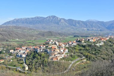 Avellino ilinin ortaçağ köyü Cassano Irpino 'nun panoramik manzarası.