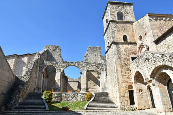 Goleto Abbey, İtalya, 03 / 30 / 2019. Bir ortaçağ kilisesinin yıkıntılarının manzarası.