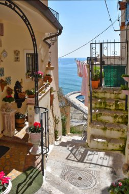 Lazio bölgesindeki bir Akdeniz köyü olan Sperlonga 'nın evleri arasında bir ara sokak..