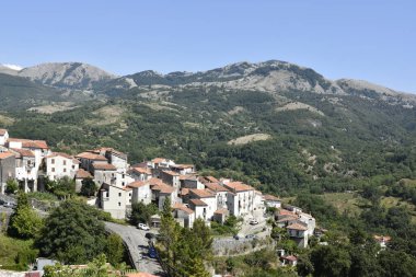 İtalya 'nın Calabria bölgesinde kırsal bir kasaba olan Aieta' nın panoramik manzarası.