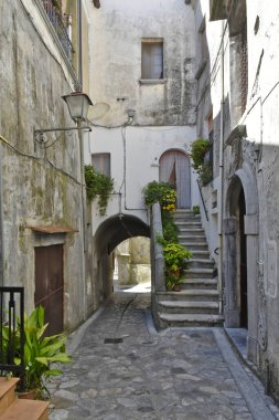 Aieta 'da dar bir sokak, İtalya' nın Calabria bölgesinde kırsal bir köy..