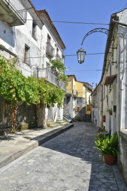 Aieta 'da dar bir sokak, İtalya' nın Calabria bölgesinde kırsal bir köy..