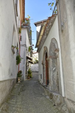 Aieta 'da dar bir sokak, İtalya' nın Calabria bölgesinde kırsal bir köy..