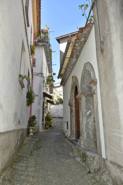 Aieta 'da dar bir sokak, İtalya' nın Calabria bölgesinde kırsal bir köy..