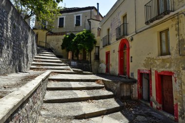 İtalya 'nın Calabria bölgesinde bir dağ köyü olan Altomonte' nin eski taş evleri arasında bir sokak..