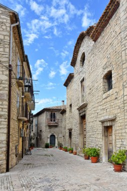İtalya 'nın Molise bölgesindeki ortaçağ köyü Oratino' nun eski taş evleri arasında bir sokak..
