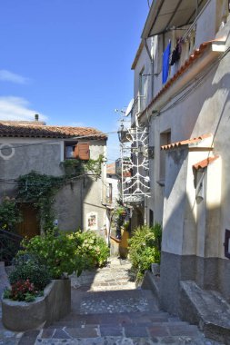 Grisolia 'da dar bir sokak, Calabria bölgesinde eski bir kasaba, İtalya.