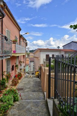Grisolia 'da dar bir sokak, Calabria bölgesinde eski bir kasaba, İtalya.