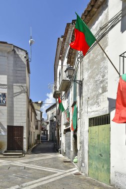 Calabria bölgesinde kırsal bir köy olan Laino Birgo 'nun eski binalarından küçük bir yol geçer..