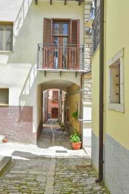 İtalya 'nın Molise bölgesindeki eski bir kasaba olan Frosolone' un renkli evleri arasında bir sokak..