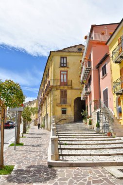 İtalya 'nın Molise bölgesindeki eski bir kasaba olan Frosolone' un renkli evleri arasında bir sokak..