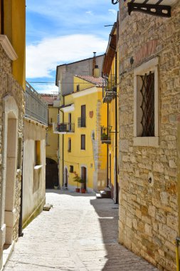 İtalya 'nın Molise bölgesindeki eski bir kasaba olan Frosolone' un renkli evleri arasında bir sokak..