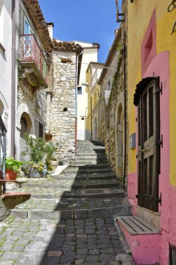 Macchiagodena 'da dar bir sokak, İtalya' nın Molise bölgesinde eski bir kasaba..