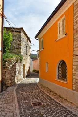 Macchiagodena 'da dar bir sokak, İtalya' nın Molise bölgesinde eski bir kasaba..
