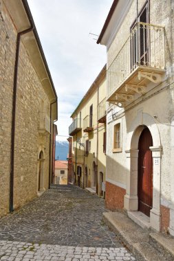 Macchiagodena 'da dar bir sokak, İtalya' nın Molise bölgesinde eski bir kasaba..
