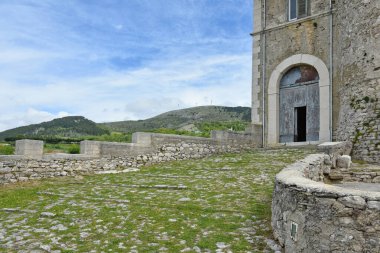 Macchiagodena, İtalya, 05 / 11 / 2019. Molise bölgesindeki eski bir kasabanın ortaçağ kalesi..