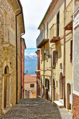 Macchiagodena 'da dar bir sokak, İtalya' nın Molise bölgesinde eski bir kasaba..