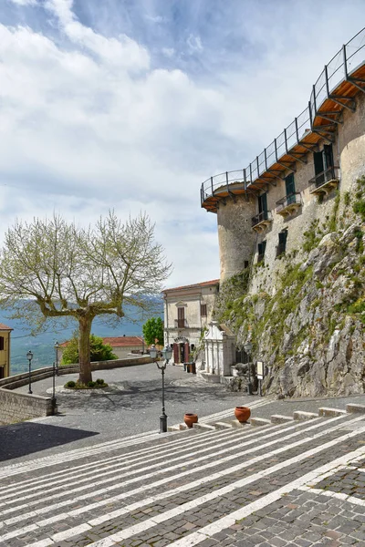 イタリアのモリーゼ地方の旧市街であるMacchiagodenaの広場 — ストック写真