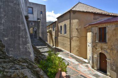 İtalya 'nın Calabria bölgesindeki kırsal bir kasaba olan Maier' in eski evleri arasında dar bir sokak..