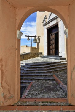 İtalya 'nın Calabria bölgesindeki kırsal bir kasaba olan Maier' in eski evleri arasında dar bir sokak..
