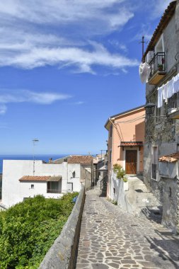 İtalya 'nın Calabria bölgesindeki kırsal bir kasaba olan Maier' in eski evleri arasında dar bir sokak..