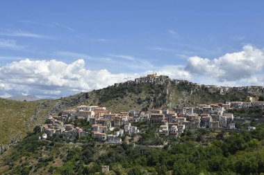 İtalya 'nın Calabria bölgesinde kırsal bir kasaba olan Maier' in panoramik manzarası.