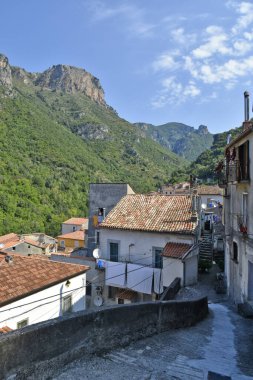 Orsomarso 'da dar bir sokak, Calabria bölgesinde eski bir kasaba, İtalya.