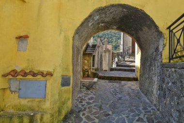 Orsomarso 'da dar bir sokak, Calabria bölgesinde eski bir kasaba, İtalya.
